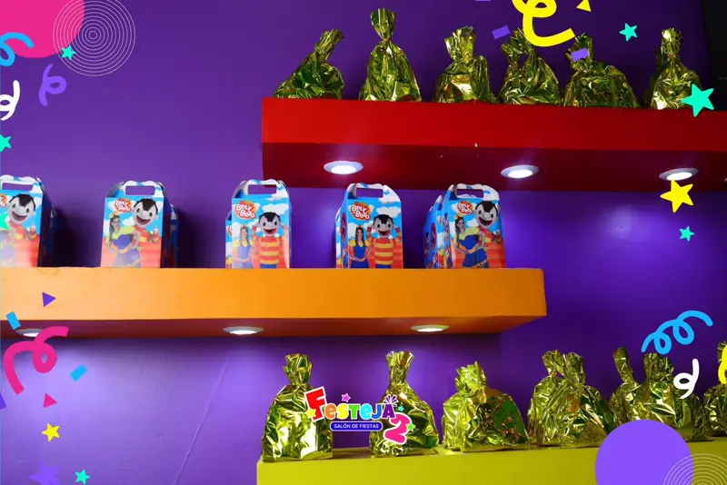 Recuerditos de fiesta en estante morado